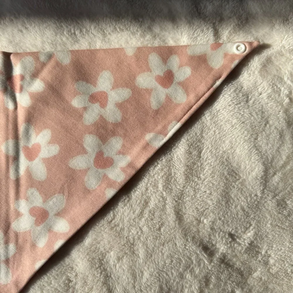 NWT Loic by Design Daisy Heart Pattern Dog Bandana for Valentine's Day, Pink, M